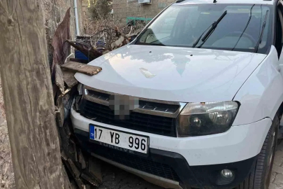 Çanakkale’de duvara çarpan aracın sürücüsü hayatını kaybetti
