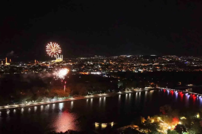 Edirne’de 30 Ağustos Zafer Bayramı resepsiyonu: Meriç Nehri’nde havai fişek gösterisi
