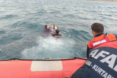 Van Gölü’nde can simidiyle açılan 3 kişi mahsur kaldı
