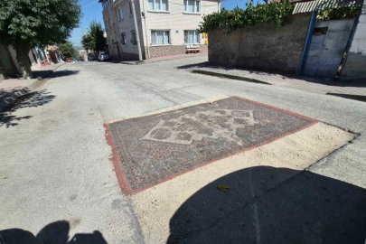 Yoldaki çukuru halıyla kapattılar

