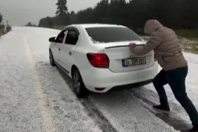 Kars’ta Ağustos ayında kış sürprizi! Sarıkamış beyaza büründü, araçlar yollarda mahsur kaldı
