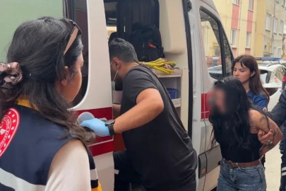 Küçük çekiçle apartmanı birbirine katan kadının korkan çocuğunu polis sakinleştirdi
