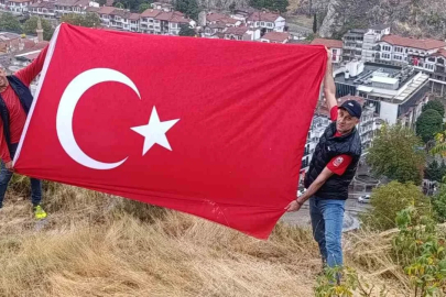 Amasya’da 30 Ağustos coşkusu: İki vatandaş zirvede bayrak açtı
