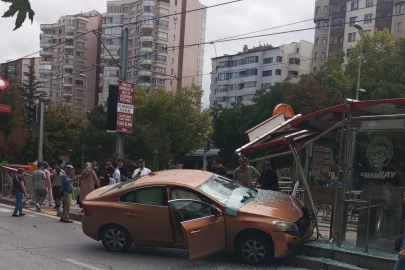 Otomobil tramvay durağına girdi, bekleyenler kıl payı kurtuldu
