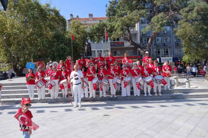 Burhaniye’ de Özgür Kanatlar Halk Bandosu törenlere renk kattı
