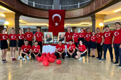 Bodrum’da otel personeli 30 Ağustos’a bayraklı kıyafetlerle damga vurdu
