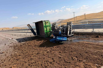 Tunceli’de gübre yüklü traktör devrildi: Kaza anı kamerada
