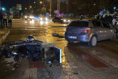 Motosikletle çarpışan otomobil direği yıktı: 5 yaralı
