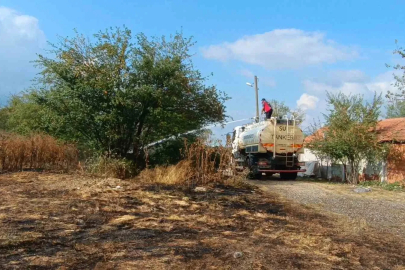 Otluk alanda çıkan yangın köy evlerine sıçramadan söndürüldü
