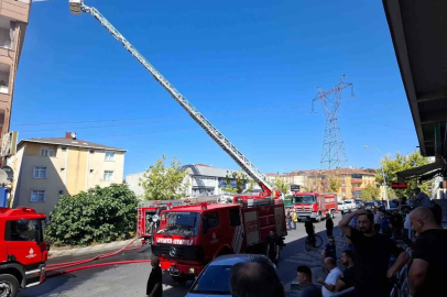 Ataşehir’de 5 katlı binanın çatı katında yangın
