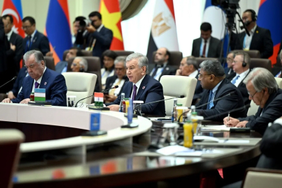 Özbekistan Cumhurbaşkanı Mirziyoyev: "Bölgesel projelerin birbiriyle rekabet etmediği, tersine birbirini tamamladığı çok kutupluluğu destekliyoruz"

