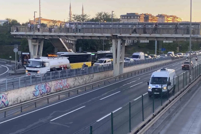 Beyoğlu’nda arızalanan tanker E5’te trafiği kilitledi
