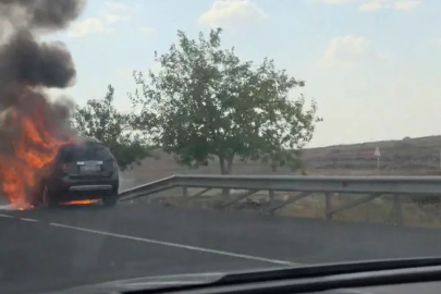 Siverek’te seyir halindeki otomobil alev alev yandı
