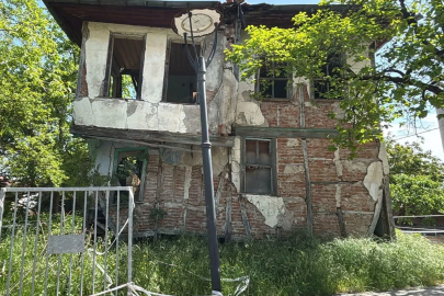 Gölcük’te 2 metruk bina daha yıkıldı
