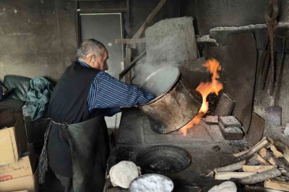 70 yıldır aynı ocağın başında kalay yaparak mesleği yaşatmaya çalışıyor
