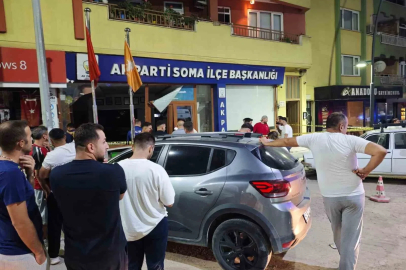 Otomobil AK Parti ilçe binasına daldı
