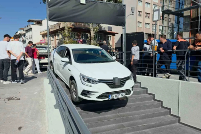 Kütahya’da ilginç kaza: Otomobil marketin merdivenlerinde asılı kaldı
