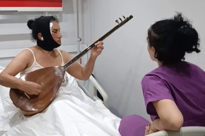 Yüz germe ameliyatı oldu, hastane odasında saz çaldı
