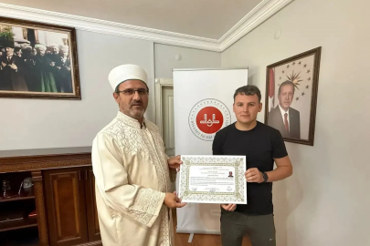 Bayram namazından etkilenip Müslüman oldu
