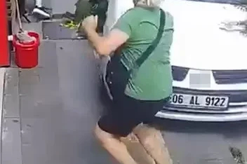 El freni çekilmeyen otomobil kaldırıma çıktı, yaya ezilmekten son anda kurtuldu
