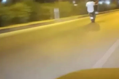 Sosyal medya şovu uğruna trafiği birbirine katan motosikletliler kamerada
