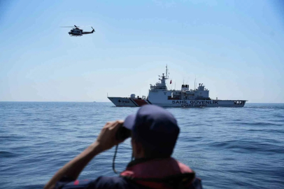 Sahil Güvenlik ekiplerinin helikopter destekli arama kurtarma çalışması böyle görüntülendi
