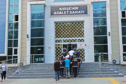Kırşehir’de iş yerine çağırdıkları kişileri dövüp gasp ettikleri iddiasıyla 4 şüpheli tutuklandı
