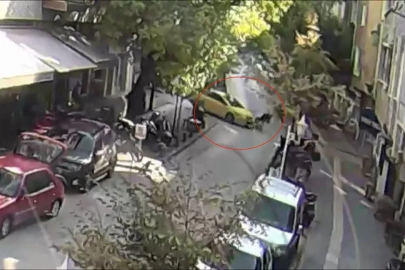 Motosikletli genç önüne çıkan ticari taksiye çarptı: Kaza anı kamerada
