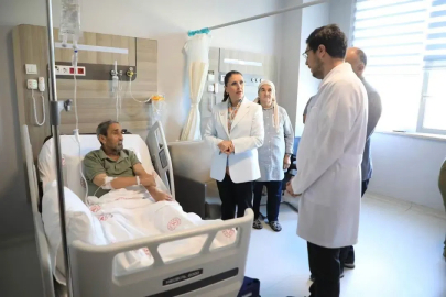 Vali Arslan Kıbrıs Gazisini hastanede ziyaret etti
