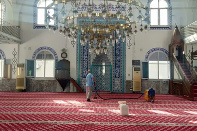 Akdeniz’de ibadethaneler mobil ekiple temizleniyor
