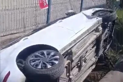 Osmaniye’de çarpışan otomobillerden biri kanala düştü
