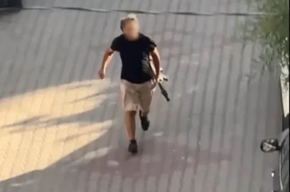 Kapısına pompalı tüfekle dayandı, sokakta terör estirdi
