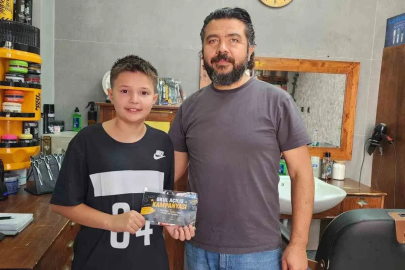 Berberden okul öncesi traş olmaya gelen öğrencilere anlamlı hediye
