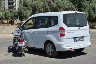 Motosiklet ile hafif ticari araç çarpıştı: 1 yaralı
