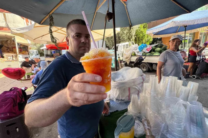 Yaz sıcağında ekmeğini kardan çıkarıyor: Toroslar’dan Antalya’ya kar mesaisi
