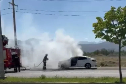 Erzincan’da bakım için servise götürülen otomobil yandı
