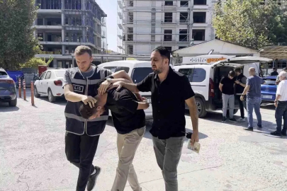 Polis kılığında yaşlı kadını dolandıran 2 şüpheli tutuklandı
