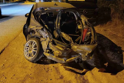Manavgat’ta karşı şeride geçen otomobil otobüse çarptı: 1 yaralı
