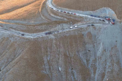 Elazığ’da minibüsün yuvarlandığı uçurum ve kurtarma çalışmaları dronla görüntülendi
