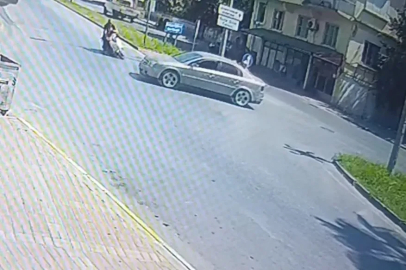 ’DUR’ levhasına uymayan otomobile çarpmamak için fren yaptı sürüklenen motosikletteki baba-oğul yaralandı
