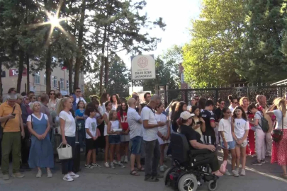 Dilek Özer Ortaokulu velileri okul önünde toplandı: "Çocuklarımız güvende olsun"
