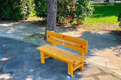 Çocuklar için parklara özel oturma grupları yerleştiriliyor

