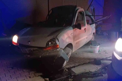Hafif ticari araç iş yerinin gölgeliğine çarptı: 1 yaralı
