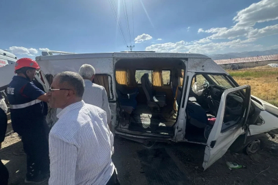 Yüksekova’da minibüs, kapağı açık bırakılan rögar çukuruna çarptı: 6 yaralı
