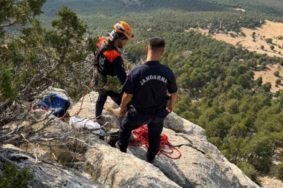 Burdur’da 3 gündür sarp arazide mahsur kalan 6 küçükbaş hayvan ekipler tarafından kurtarıldı
