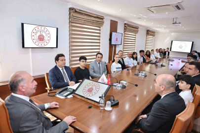 Vali Çalgan, LGS ve YKS’de dereceye giren öğrencilere övgü: "Siz bizim yüz akımızsınız"
