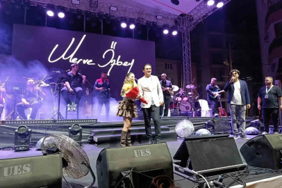 Merve Özbey, Selendi’yi şarkılarıyla coşturdu
