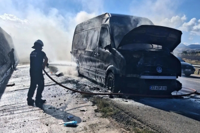 Amasya’da hırdavat malzemesi yüklü kamyonette yangın çıktı
