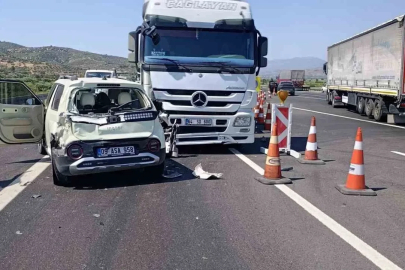 Tır, otomobile arkadan çarptı: 3 yaralı
