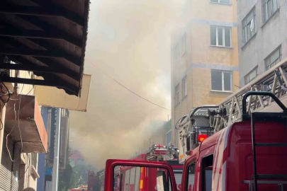Beyoğlu Bülbül Mahallesi’nde bulunan 2 katlı bir iş yerinde henüz belirlenemeyen nedenle yangın çıktı. İhbar üzerine bölgeye çok sayıda itfaiye ekibi sevk edildi. Ekiplerin yangına müdahalesi sürüyor.
